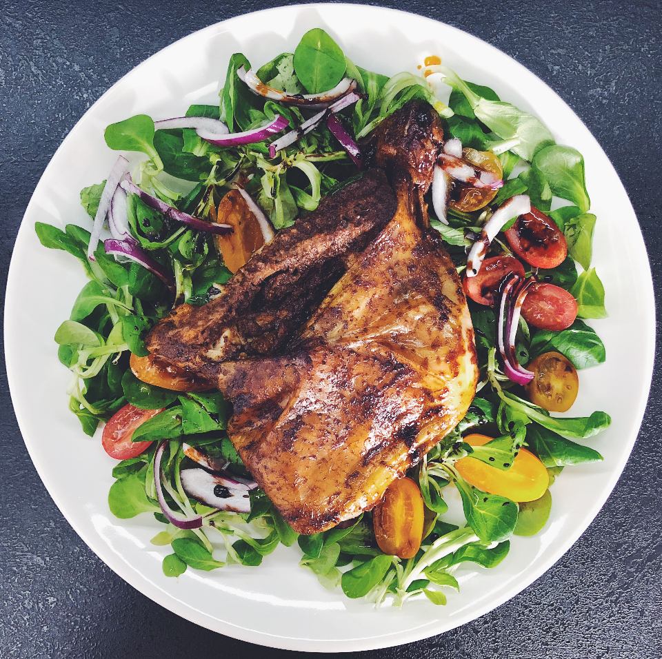 Filé de frango grelhado sobre salada